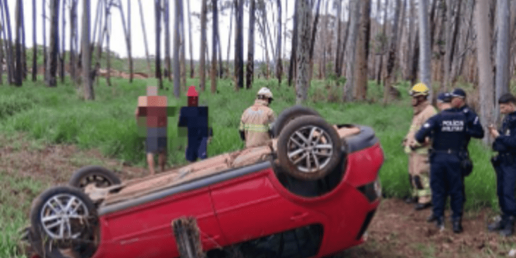 Carro capota em frente à delegacia no DF e uma pessoa fica ferida