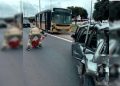 Ônibus escolar bate em carro de passeio e uma pessoa fica ferida