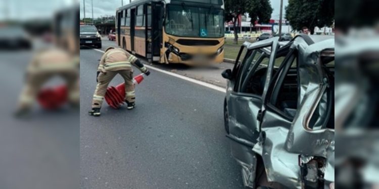 Ônibus escolar bate em carro de passeio e uma pessoa fica ferida