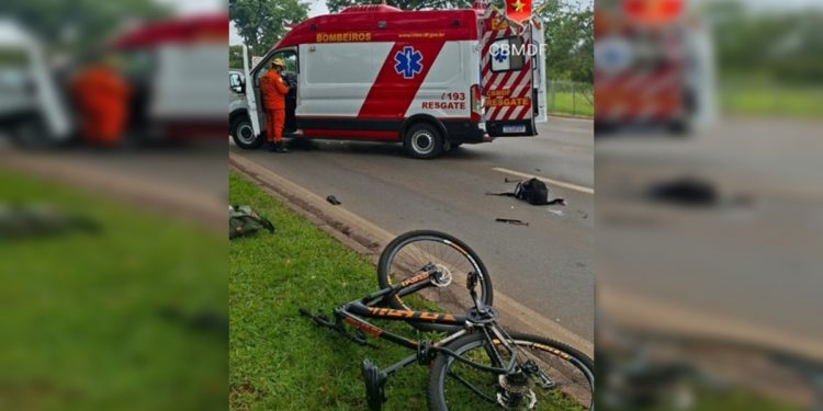 Carro atinge moto e bicicleta em acidente; vítimas foram socorridas
