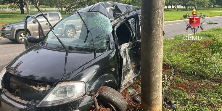 Motorista fica em estado grave após bater o carro em poste