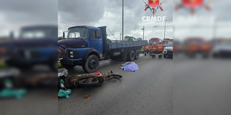 Motociclista morre após bater em caminhão parado na BR-070