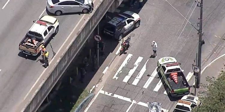 Agente de trânsito é morto ao tentar salvar mulher ameaçada pelo ex