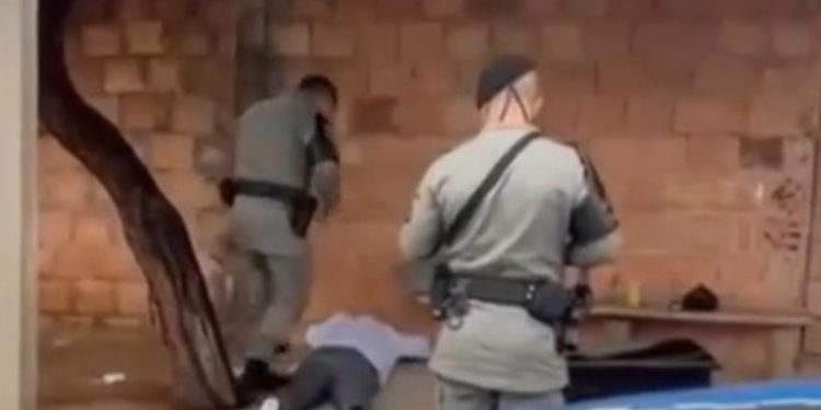 Caseiro agride casal de patrões com barra de ferro e incendeia casa