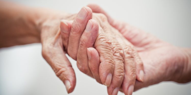 Geriatra ensina como identificar sinais de demência em familiares