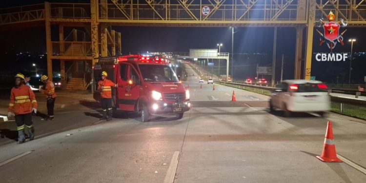 Homem morre atropelado por carro na faixa reversa da Via Estrutural