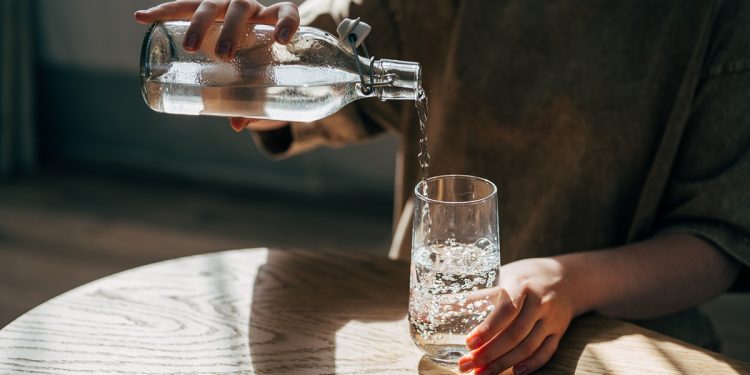 Ortopedistas explicam se beber água ajuda a tratar hérnia de disco