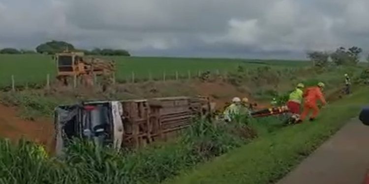 Acidente grave: ônibus tomba na BR-050 e deixa dez pessoas feridas