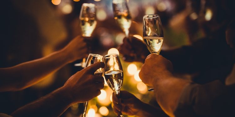 Ressaca em festas de fim de ano: médico diz como evitar e se recuperar