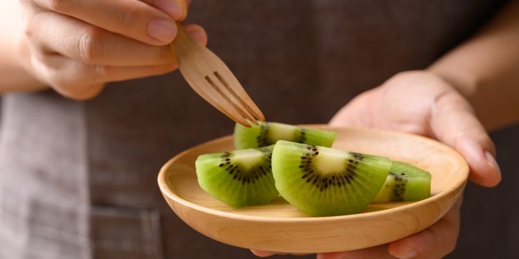 Diretriz recomenda consumo de kiwi e psyllium contra intestino preso