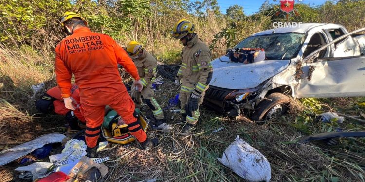 Caminhonete cai em ribanceira e deixa um ferido na DF-280