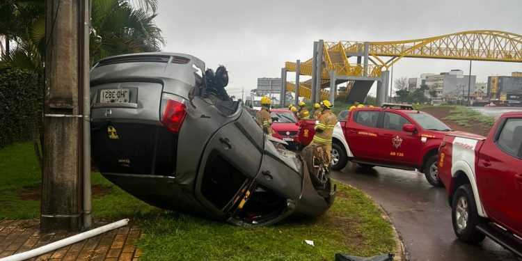 Motorista fica ferido após bater em ônibus e capotar na BR-020, no DF