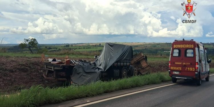 Carreta perde o controle, invade canteiro e capota em rodovia no DF