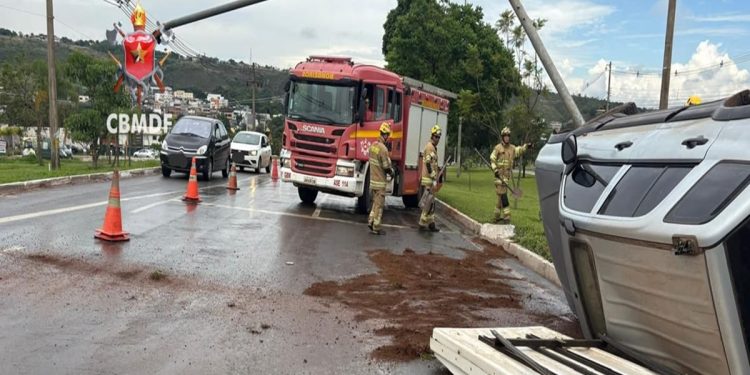 Motorista fica ferido após capotar carro e derrubar semáforo no DF