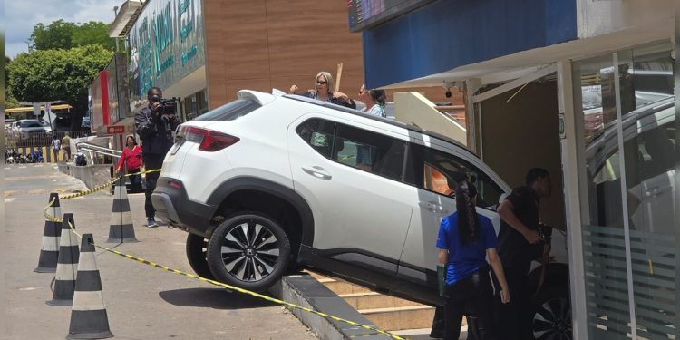 Motorista perde controle, e carro invade centro médico na Asa Sul