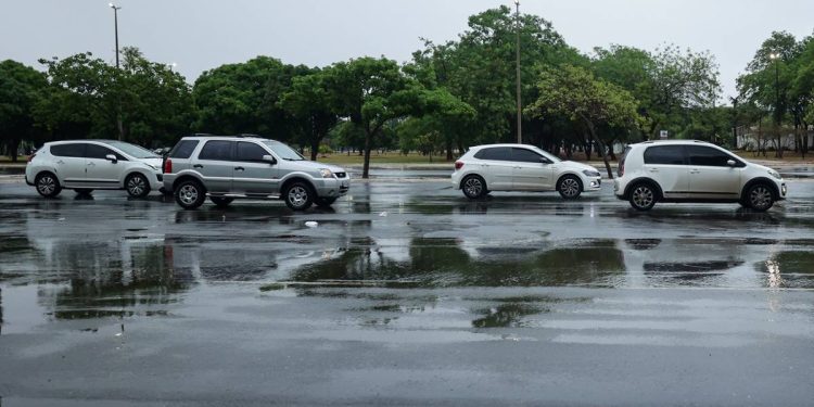 Semana começa com alerta de chuvas no DF; confira a previsão do tempo