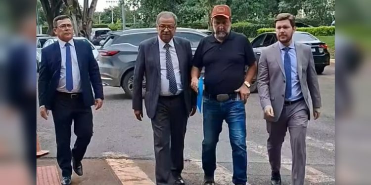 Líder dos caminhoneiros vai à Presidência da República comunicar paralisação