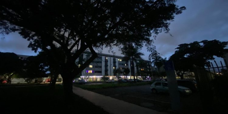 Cruzeiro no breu: com postes desligados há semanas, moradores temem aumento da violência