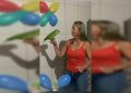 Tutora do DF ganha guarda de ave silvestre e faz festa para papagaia