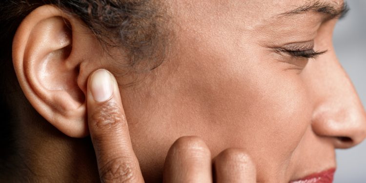 Otorrino ensina como aliviar a dor e sensação de ouvido tampado