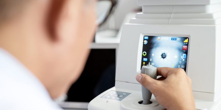 Chip restaura visão de pessoas com degeneração causada pela idade