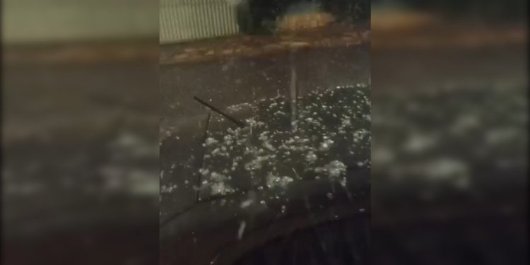 Moradores registram queda de granizo durante temporal no DF