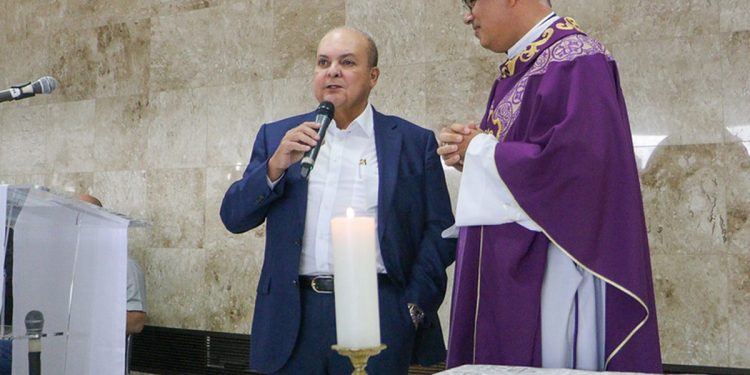 “Muito trabalho a fazer”, diz Ibaneis a servidores em missa de Natal