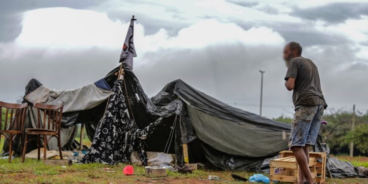 Pessoas em situação de rua se espalham por vias do DF no fim de ano