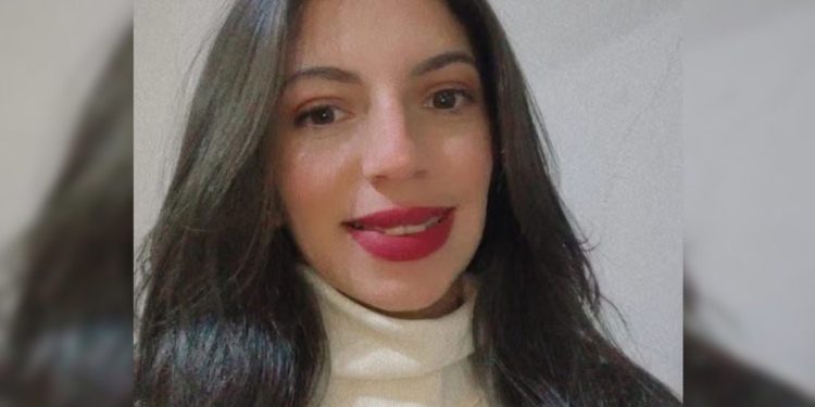 Homem mata ex-esposa com faca após ela deixar filha do casal na escola