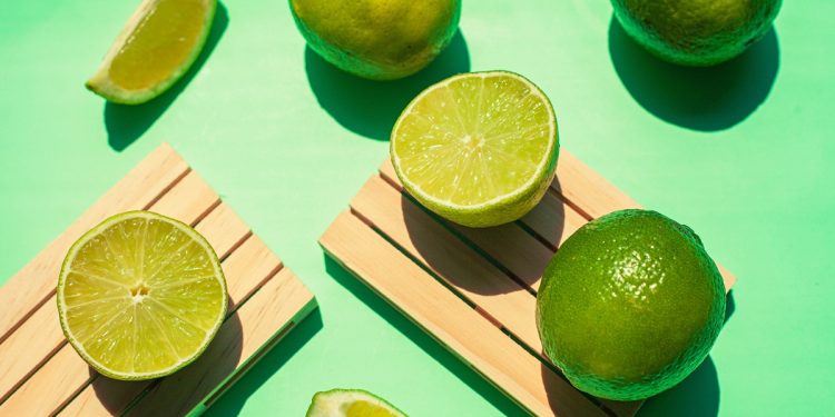 Limão ajuda a emagrecer? Saiba os reais benefícios da fruta