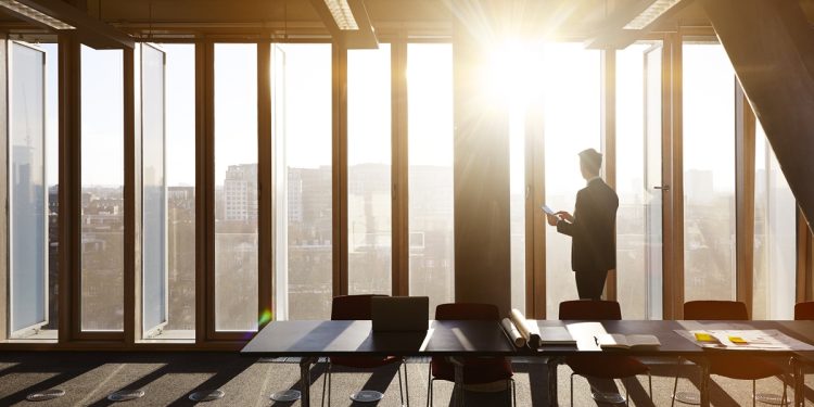Luz natural no escritório melhora controle da glicemia, afirma estudo