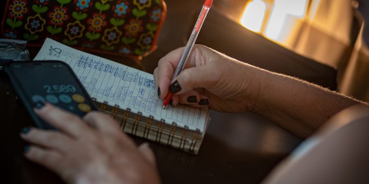 Lei que socorre superendividados é promulgada pela CLDF; entenda