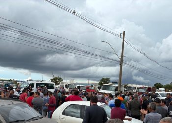 Grupo de 400 caminhoneiros faz paralisação e cobra pagamento da Novacap