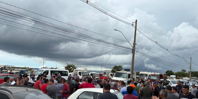 Grupo de 400 caminhoneiros faz paralisação e cobra pagamento da Novacap