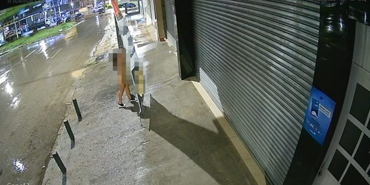 Pelada e de tênis, mulher é flagrada rasgando faixa de loja no DF