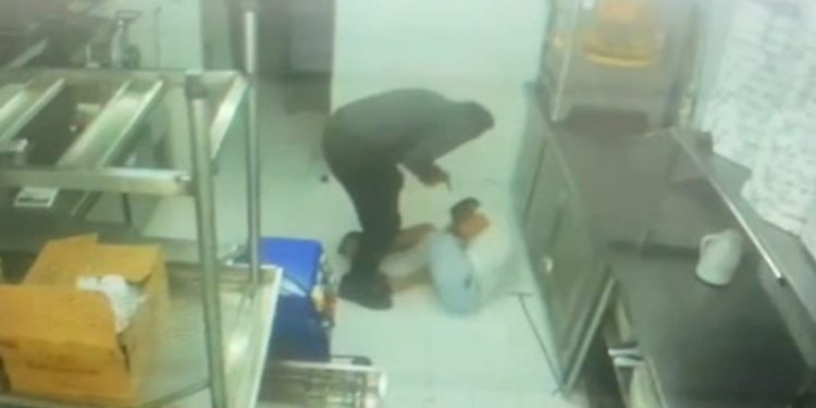 Encapuzado invade pizzaria, atira em homem e sussurra no ouvido dele