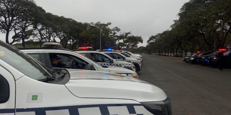 Homem dá tiros na rua, bate em viatura, atropela PM do DF e é baleado