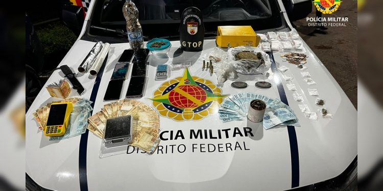 Após denúncia de vizinhos, casal é preso com maconha e cocaína no DF