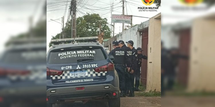 Homem entra em loja de bolos, pede água e ameaça mulher com faca