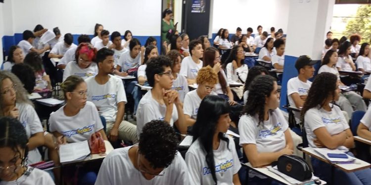 Cursinho gratuito preparatório para o Enem está com inscrições abertas