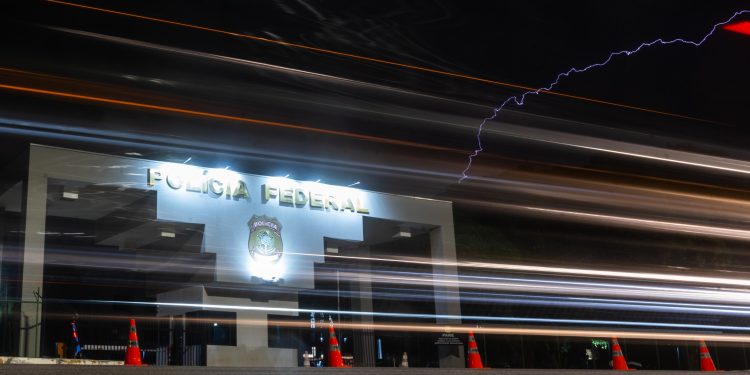 Fotógrafo capta momento exato de raio sobre a PF, onde Bolsonaro está preso