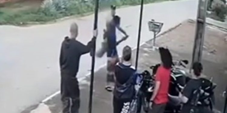 Policial militar dá rasteira em suspeito durante abordagem no Entorno