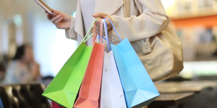 Vai às compras? Saiba os riscos e cuidados ao carregar sacolas pesadas