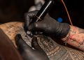 Tinta de tatuagem pode afetar defesa do corpo e resposta a vacinas