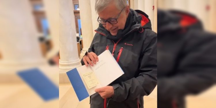 Professor da UnB se emociona ao ver livro dele em Harvard. Veja vídeo