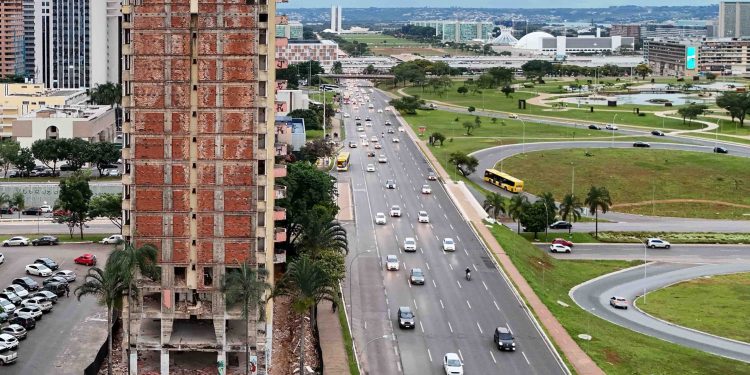 Icônico hotel do DF será demolido com uso de 165kg de explosivos