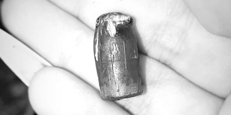 Bala perdida invade casa e por pouco não acerta mulher e criança no DF