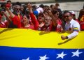 Manifestantes levam bandeira da Venezuela em ato do 8/1: “Fora Trump”. Veja vídeo