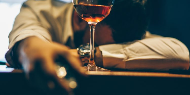 Psiquiatra aponta sinais de que o consumo de álcool passou do limite