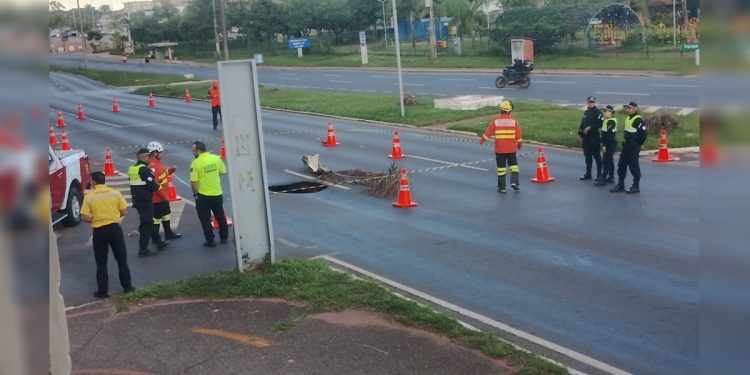 Cratera de 7 metros se abre e interdita via em região do DF
